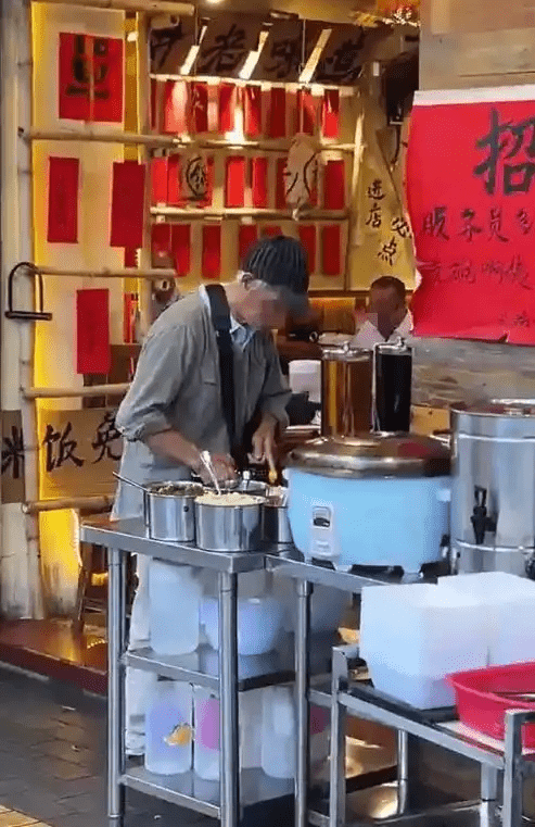 廣東老人每天餐廳打免費米飯。 廣東老人每天餐廳打免費米飯。