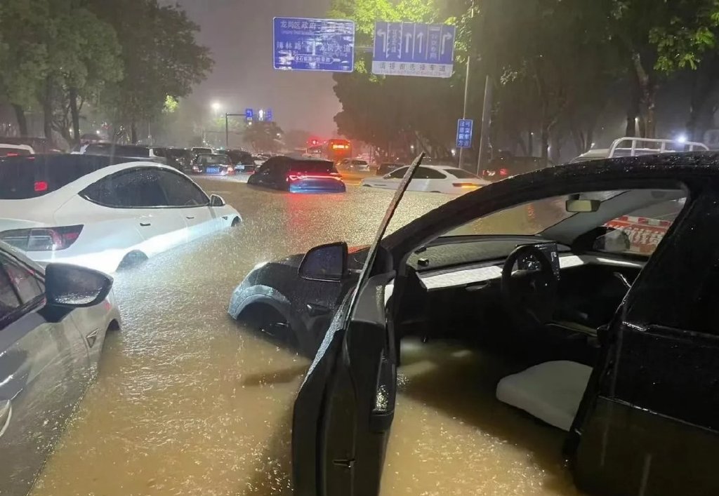 深圳马路水浸，大量车被淹。