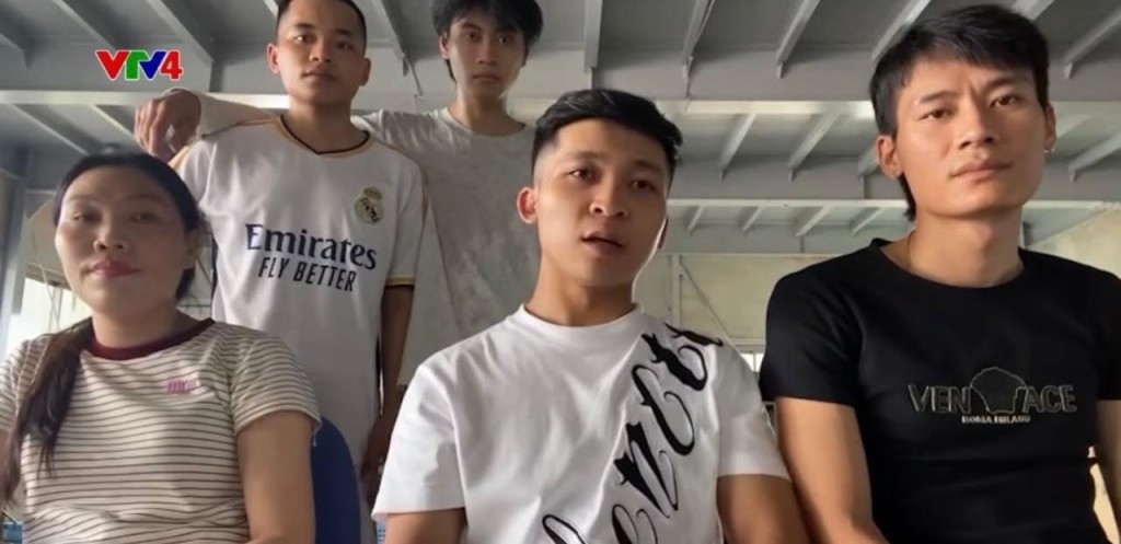 5人接受越南传媒访问，英勇行为受赞赏。 VTV4