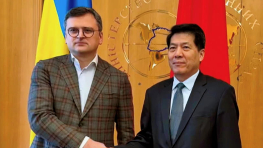 烏克蘭外長庫列巴（左）會晤中國歐亞事務特別代表李輝（右）。資料圖