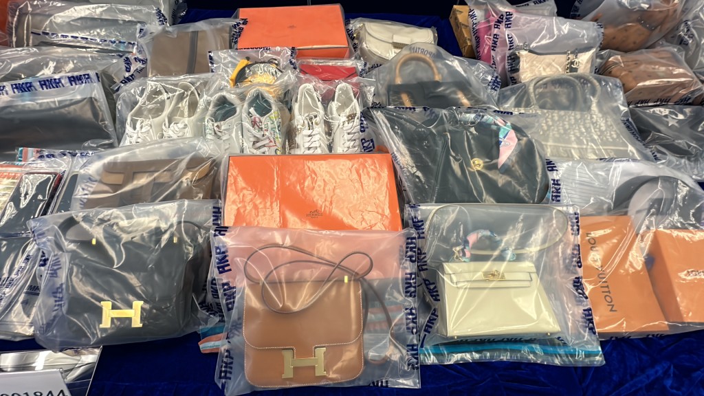 警方檢獲的證物有多款名牌手袋。