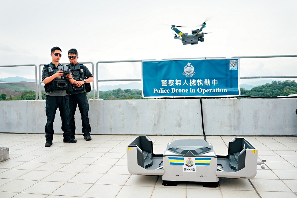 警方人員展示放於地上的自動化無人機庫,並製訂了自動飛行巡邏計劃。