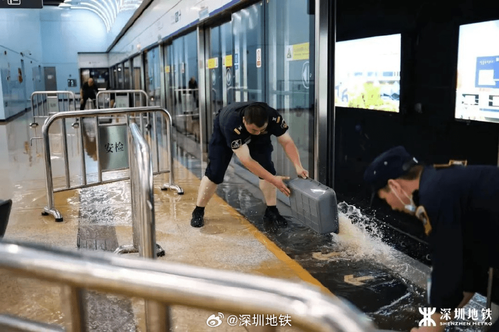 地铁工作人员为回复正常营运努力。