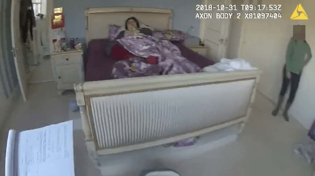 警方調查發現，錢志敏2018年曾被英警上門搜查，但她冒用假名，假裝因腦傷及腳傷無法起床，成功蒙混過關。警方影片截圖