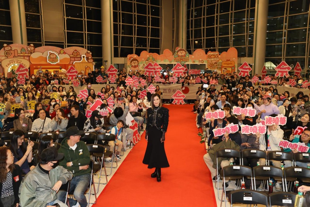 佘詩曼、黃宗澤與觀眾一起欣賞兩小時大結局,吸引數百人圍觀。 佘詩曼、黃宗澤與觀眾一起欣賞兩小時大結局,吸引數百人圍觀。