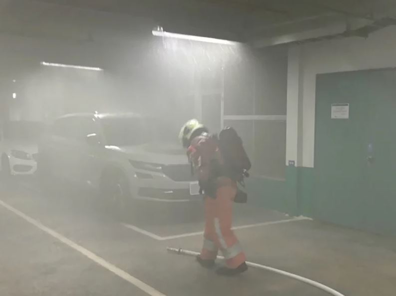 台湾新竹芯片光电SUV自燃冒出浓烟，全厂1100员工须紧急疏散。