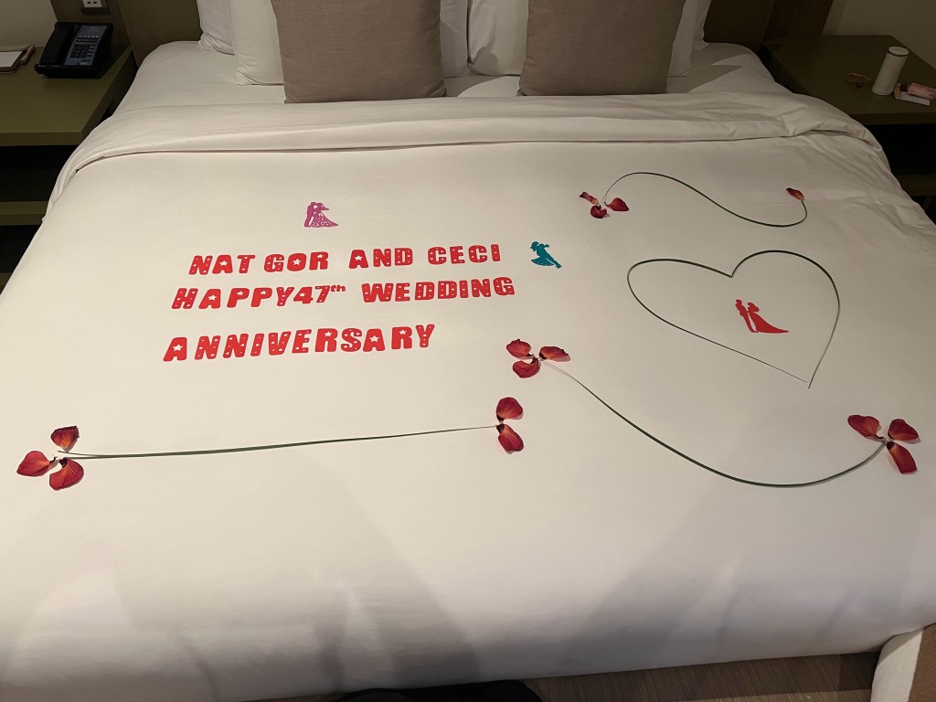 陳百祥與黃杏秀到馬爾代夫慶祝結婚47周年。 陳百祥與黃杏秀到馬爾代夫慶祝結婚47周年。