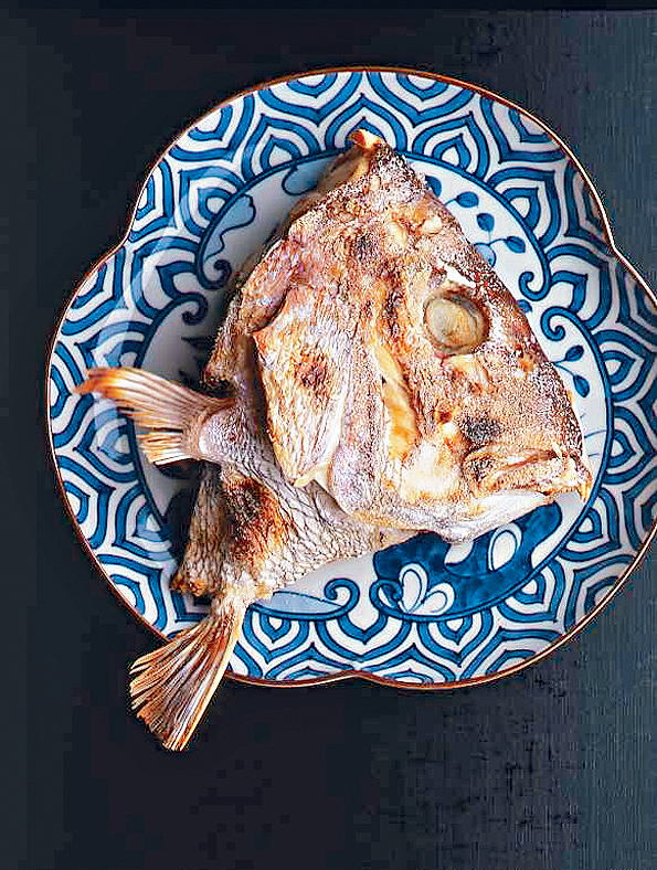 以德島鳴門金鯛入饌的「炭火燒鯛魚」。 以德島鳴門金鯛入饌的「炭火燒鯛魚」。