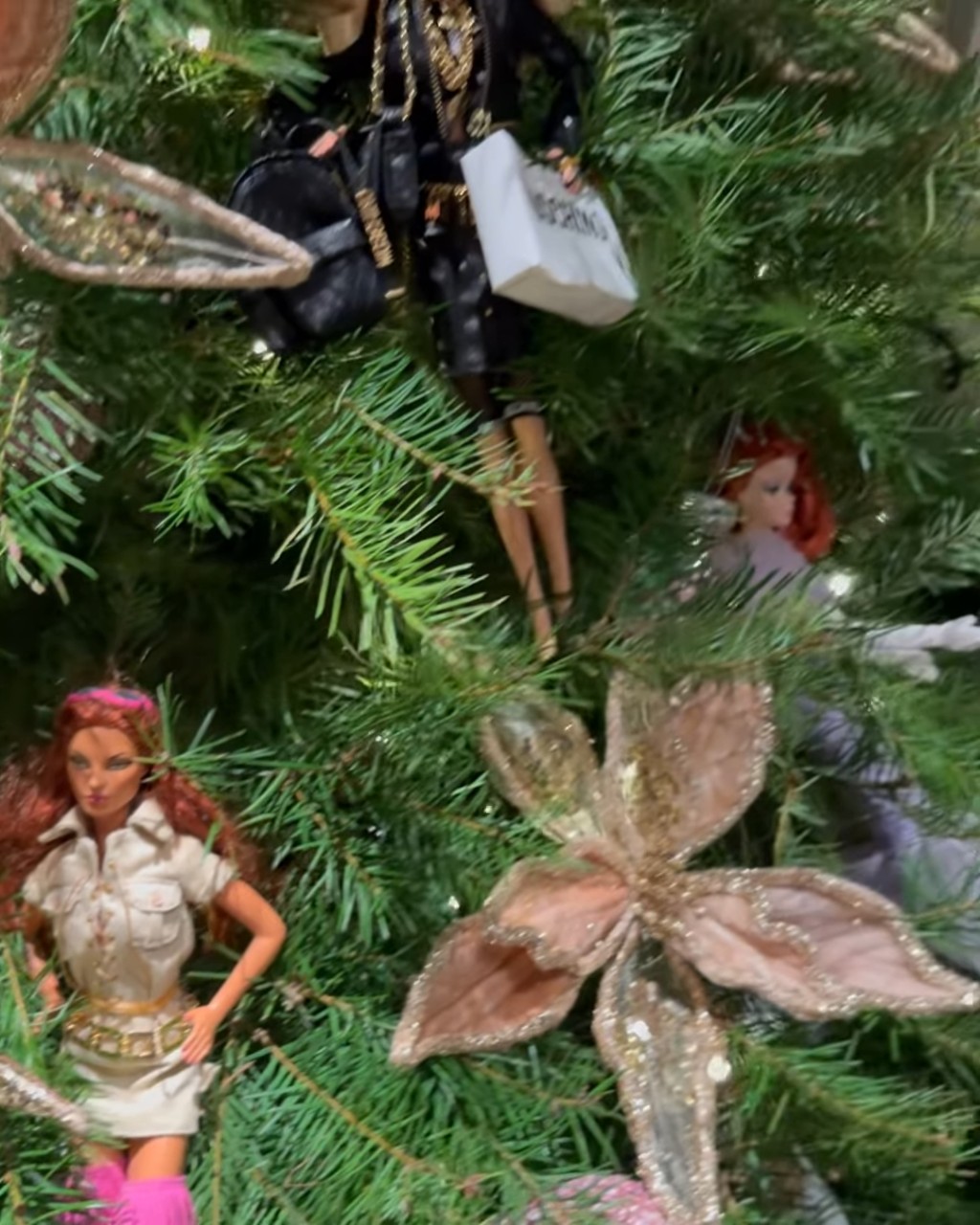 顾纪筠将大量特别版Barbie挂在圣诞树上。