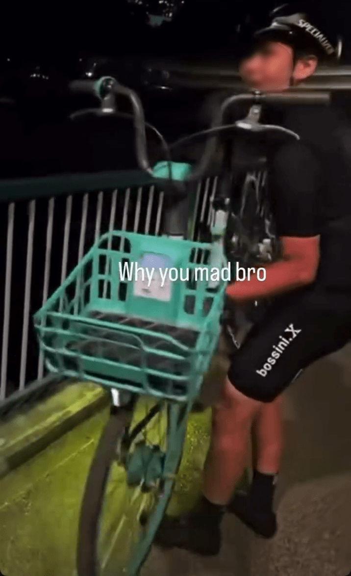 涉事黑衫戴頭盔男子先是顧左右確定無人。