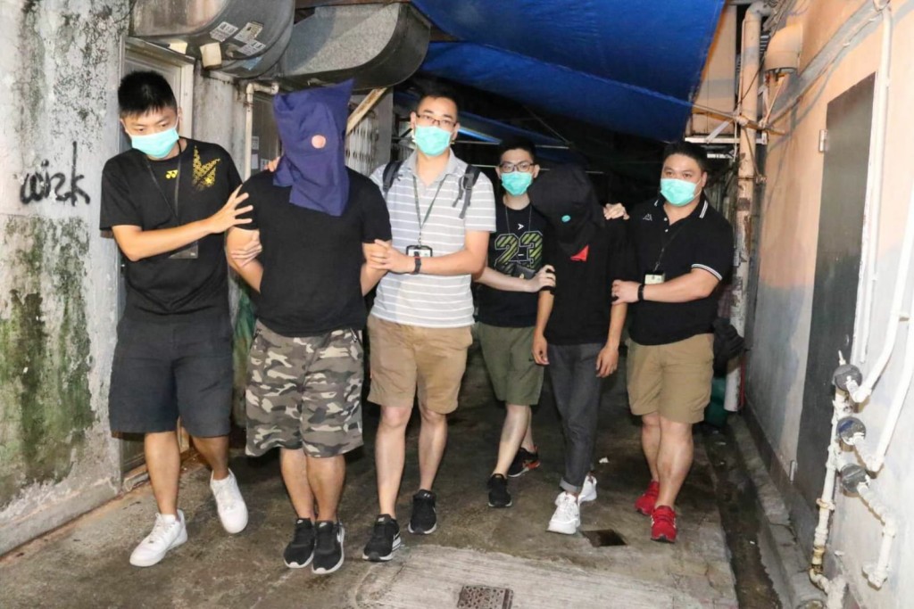 海关人员拘捕12男1女