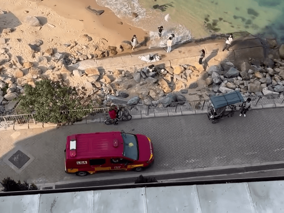 事前消防車閃燈閃號，經長洲東堤路駛往直升機坪。