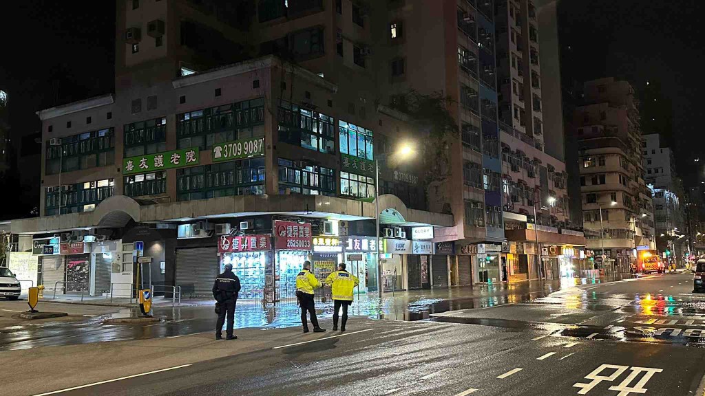 土瓜灣民裕街介乎馬頭圍道與民樂街爆水管 部分行車線封閉。（香港突發事故報料區2.0 Bosco Chu 圖片）