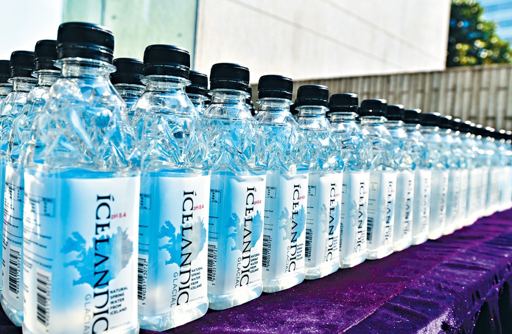 大會提供Icelandic Glacial冰川水。