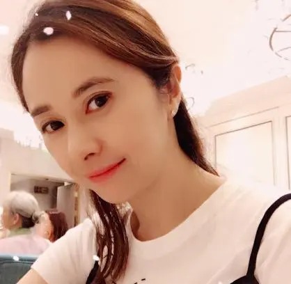 何美鈿較近期照片。