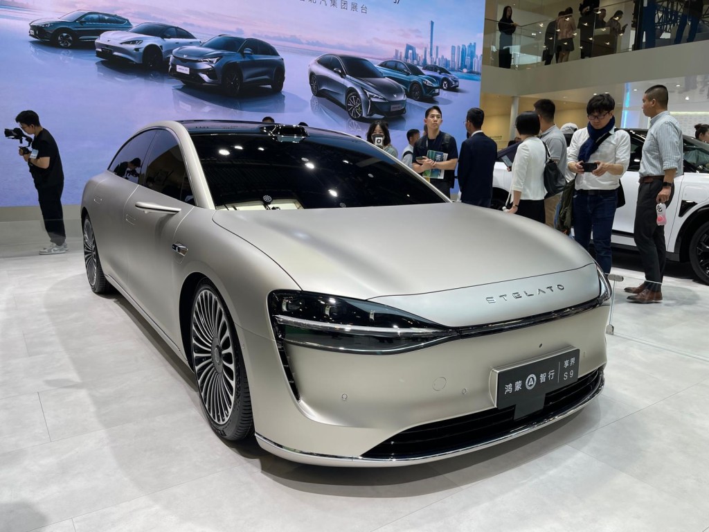 享界S9是新品牌鸿蒙智行，兴北汽新能源集团合作建造的纯电动车，走豪华型路线，预计夏季开售。