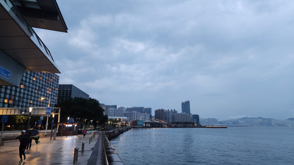 清晨6時20分,天文台再發特別天氣提示,指香港以南及珠江口一帶持續有雷雨發展,預料未來兩三小時本港部分地區雨勢較大。黎志偉攝 清晨6時20分,天文台再發特別天氣提示,指香港以南及珠江口一帶持續有雷雨發展,預料未來兩三小時本港部分地區雨勢較大。黎志偉攝
