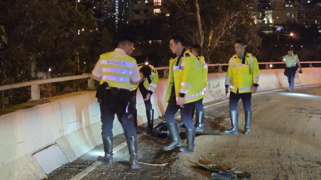 警員在橋面蒐證。 警員在橋面蒐證。