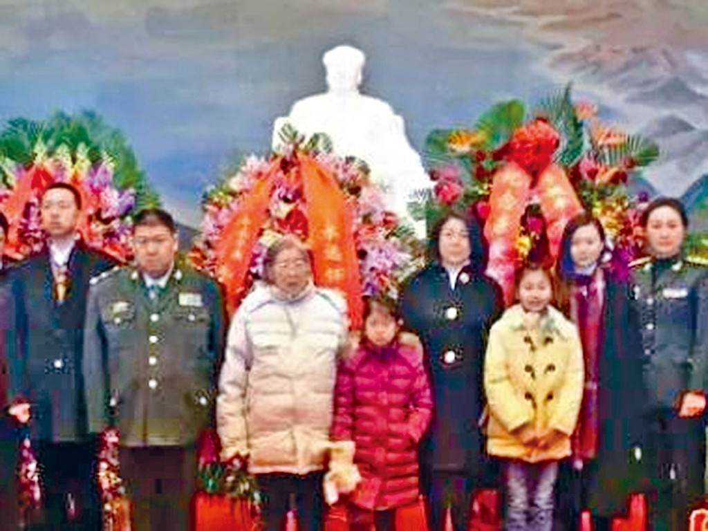 ■毛澤東的女兒李敏（左三）、孫子毛新宇（左二）等昨日到毛主席紀念堂瞻仰。