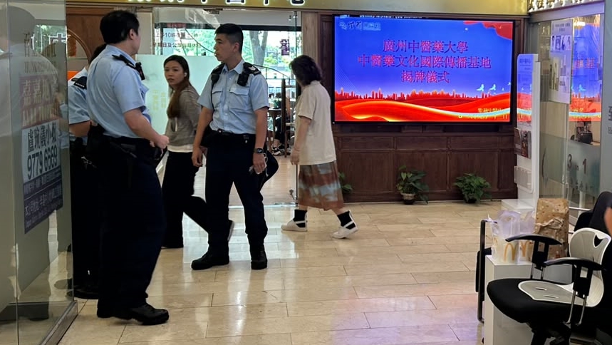 警方在場調查。 警方在場調查。