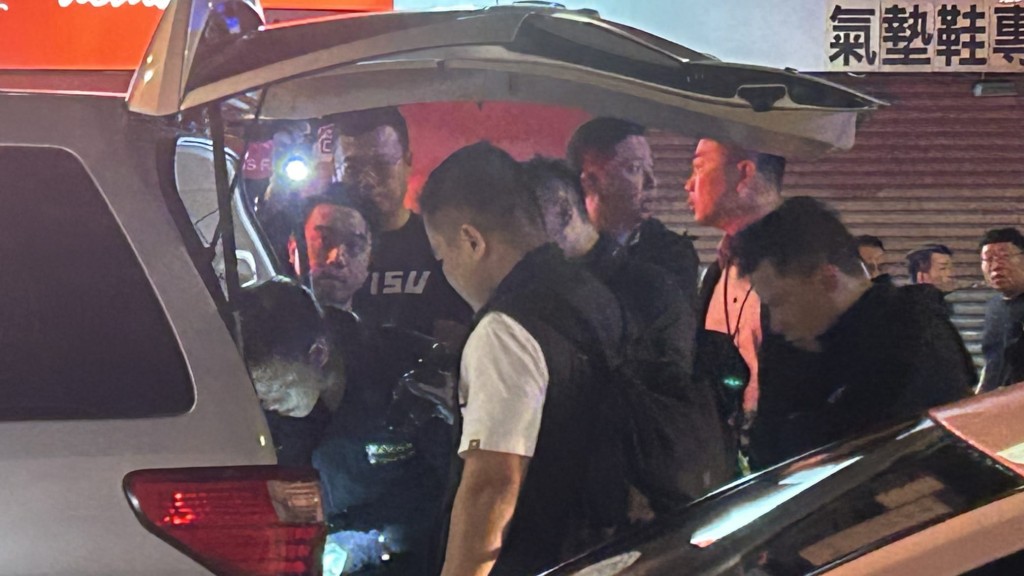 警方即場進行搜車。蔡楚輝攝 警方即場進行搜車。蔡楚輝攝