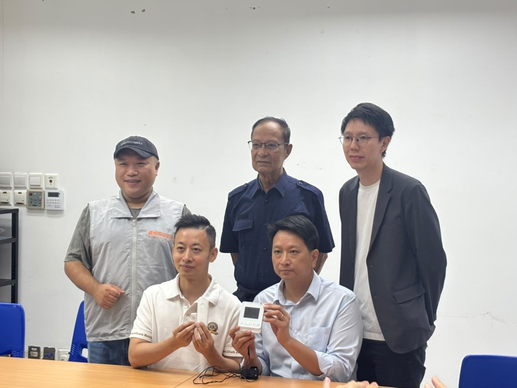 章伯（後排中）分享經驗。