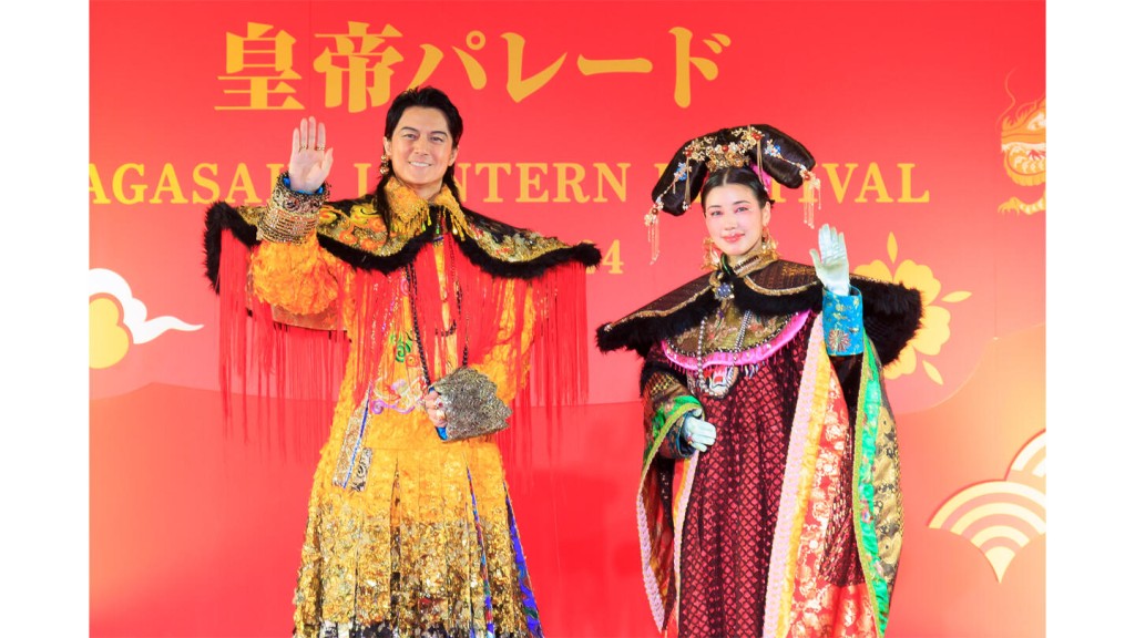 福山雅治昨日（17日）与同乡女星仲里依纱现身家乡长崎，打扮成中国清朝皇帝，在灯会巡游！