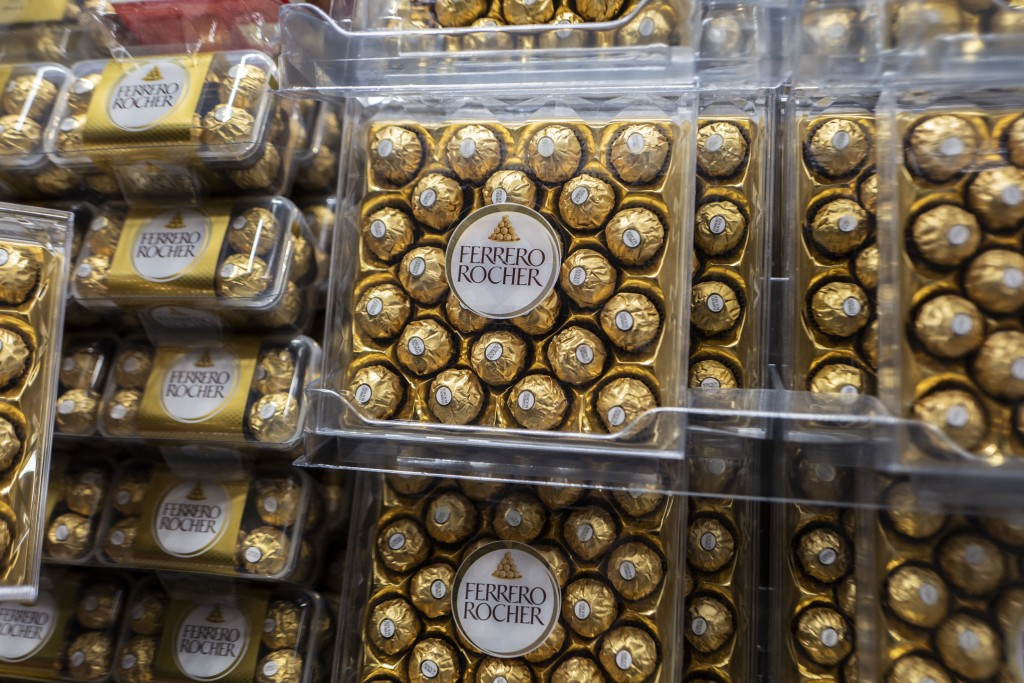 金莎朱古力是香港人新年送禮的熱門選擇。法新社