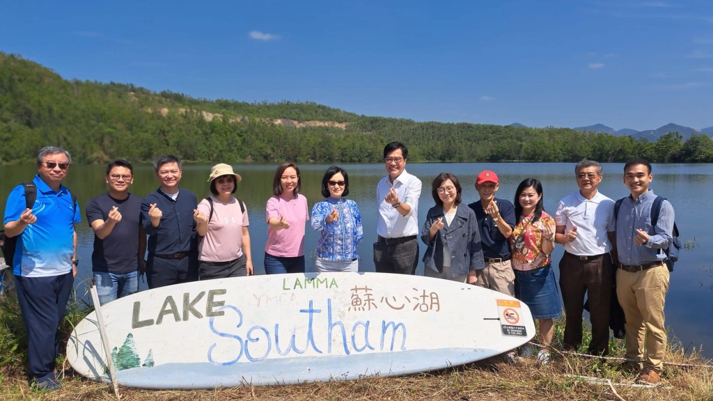 甯汉豪称会加快建设「南大屿生态康乐走廊」，发展前南丫石矿场用地为休闲度假和户外康乐地带。图为甯汉豪早前到南丫石矿场视察。资料图片