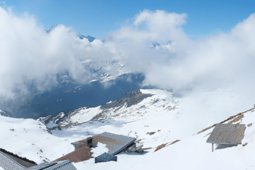 一對情侶在山頂野戰，以為不會被看見。 faulhorn.roundshot.com