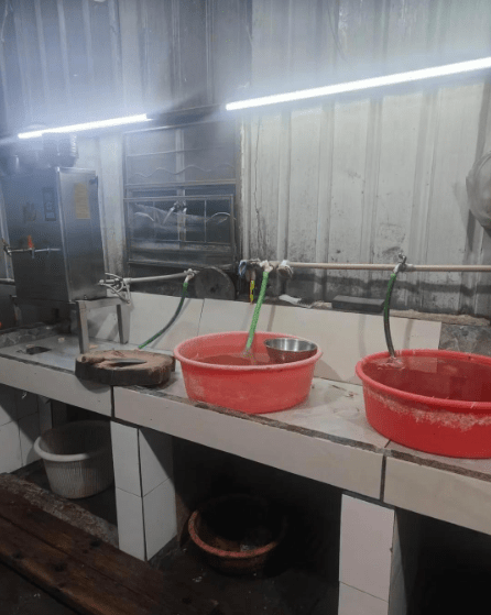 假扮顧客的網友發現後廚已經沒有貓的蹤跡。紅星新聞 假扮顧客的網友發現後廚已經沒有貓的蹤跡。紅星新聞