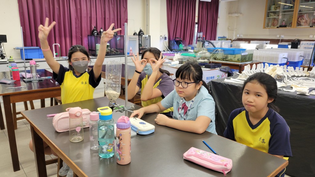 小學同學到中學部參與「小小科學家課程」，學習製作簡易濾水器。（圖片來源：受訪者提供）