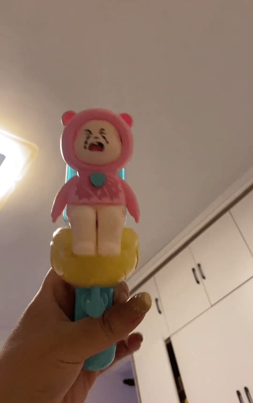 玩具水枪由私处喷水，女童家长拍片怒轰。