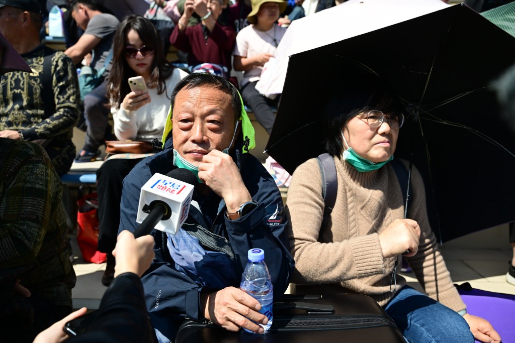 遊客劉先生(左)表示不太懂規則，今次以觀看為主，感受一下氛圍。