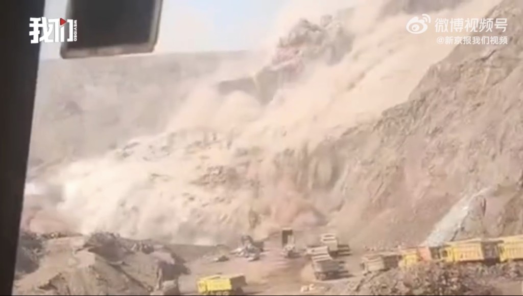 在場人員拍下煤礦坍塌瞬間，像是整座山崩塌，多輛作業車被埋。