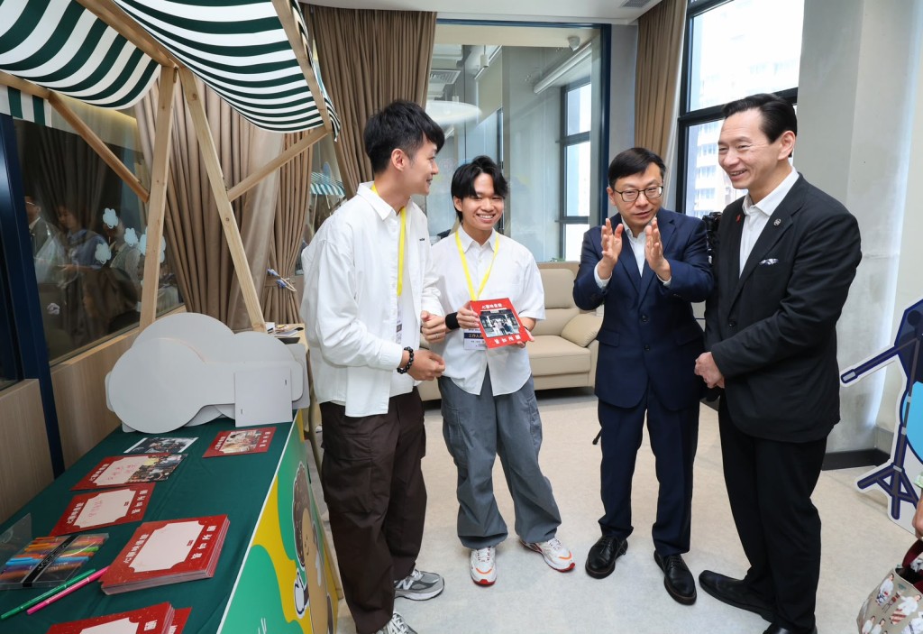 嘉賓參觀新蒲崗「賽馬會『凝舍』」。  