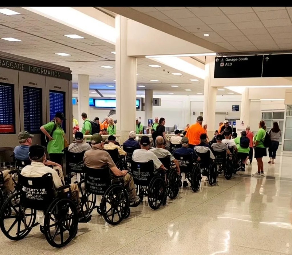 印度旅客常被質疑在機場濫用輪椅服務。微博