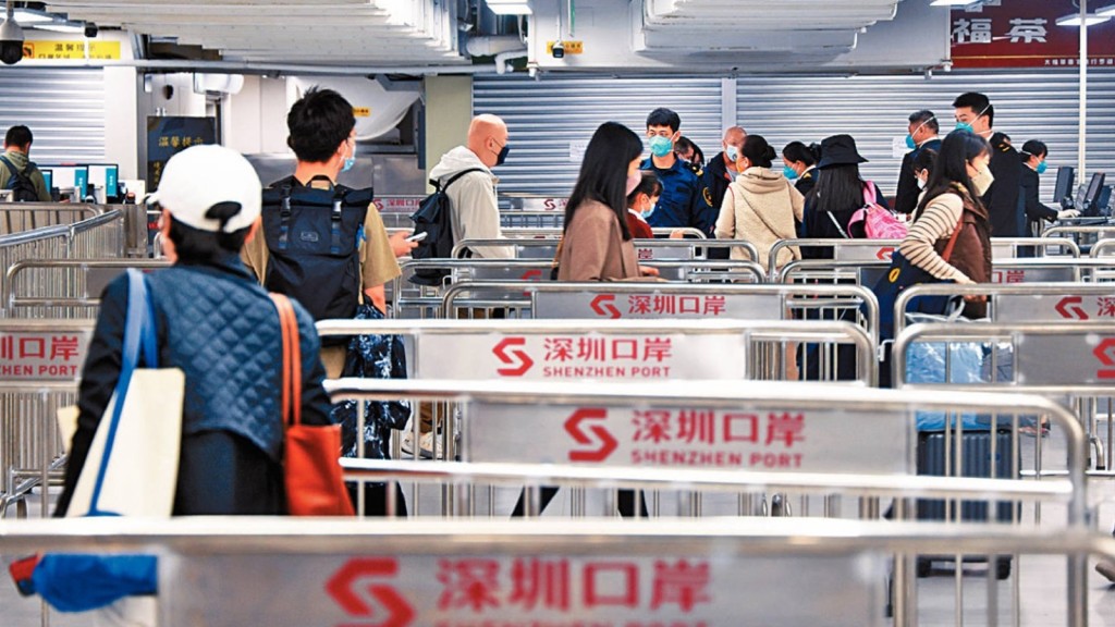 經歷3年疫情,不少「港代」謀求轉型,轉為從深圳「人肉」帶貨回香港賺錢。