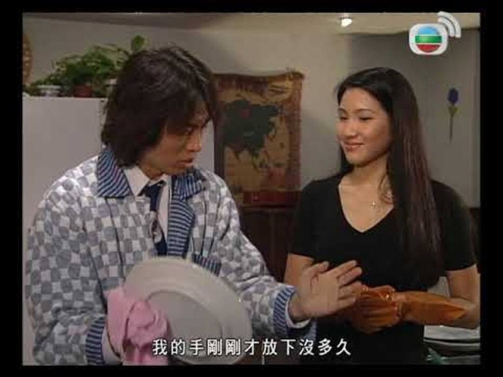 至于当年备受力捧的原子鏸在《男亲女爱》中饰演阮婉，在剧中是郑裕玲的继母！