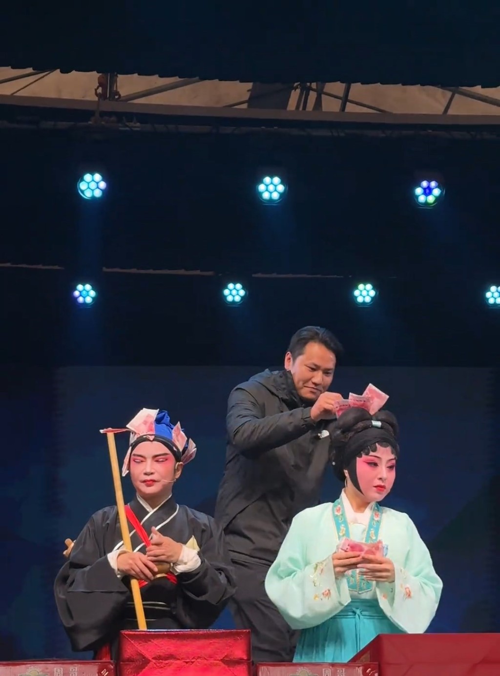 有觀眾向演員打賞現金。抖音@山海/愛了新疆 有觀眾向演員打賞現金。抖音@山海/愛了新疆