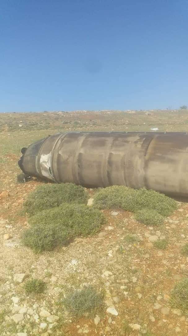 据报在敍利亚大马士革郊区发现的伊朗导弹残骸。 X