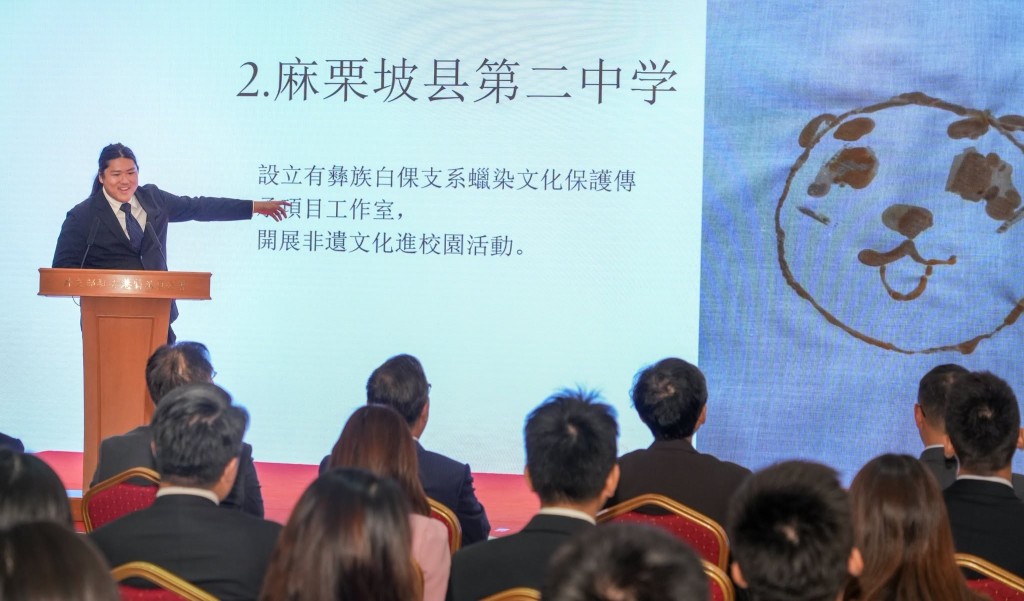 第二屆香港青年國際法律人才「帶路行」學員完成雲南與老撾的考察行程,今日(27日)下午齊聚回顧分享學習成果。 第二屆香港青年國際法律人才「帶路行」學員完成雲南與老撾的考察行程,今日(27日)下午齊聚回顧分享學習成果。