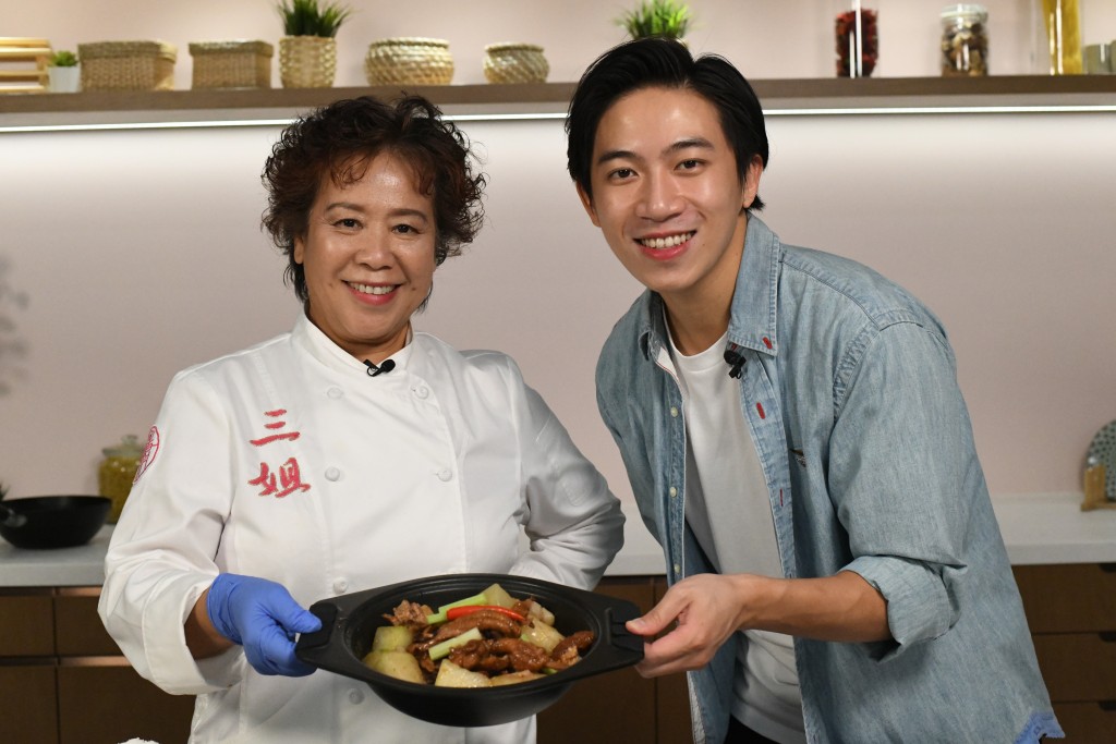 三姐教嘉賓Michael（DisCover主音黃進林）炮製罐頭料理。