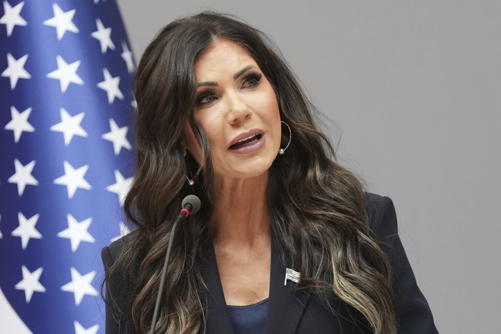 國土安全部部長克里斯蒂·諾姆(Kristi Noem)決定終止拜登政府的移民假釋計劃。美聯社 國土安全部部長克里斯蒂·諾姆(Kristi Noem)決定終止拜登政府的移民假釋計劃。美聯社