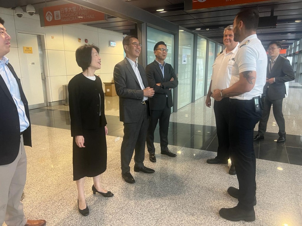 杨润雄（左二）与访港的邮轮旅客交流。杨润雄fb图片