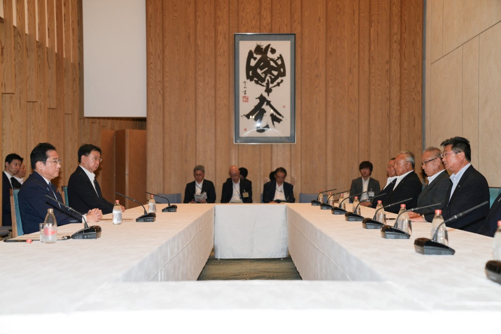 岸田文雄與日本全國漁業協會聯合會會長坂本雅信等業界代表會面，尋求對方支持。路透社