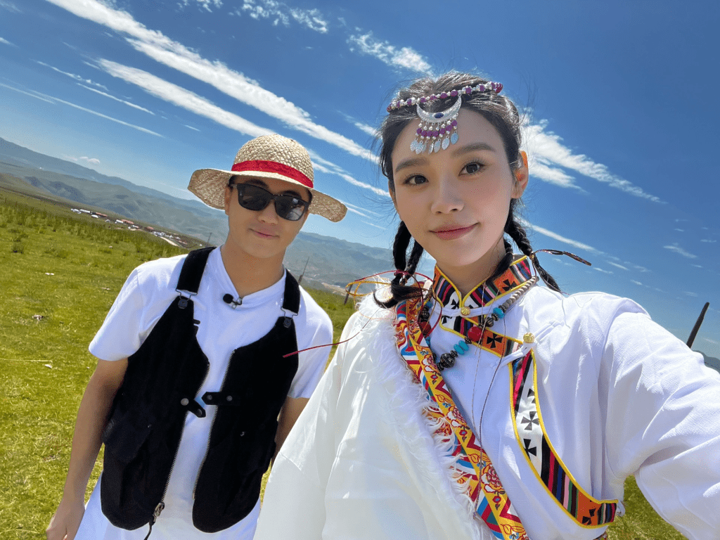 奚夢瑤昨日在社交網分享與老公何猷君的合照，還笑說：「藏族姑娘與海賊王的日常。」