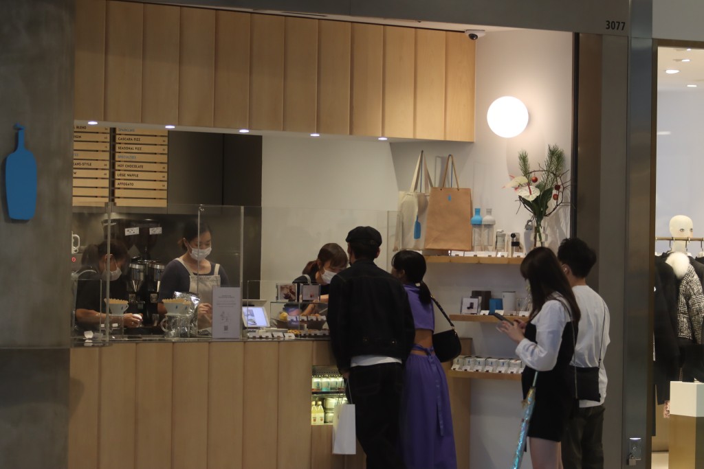 女友陪完買iPad，張振朗陪返女友買咖啡。