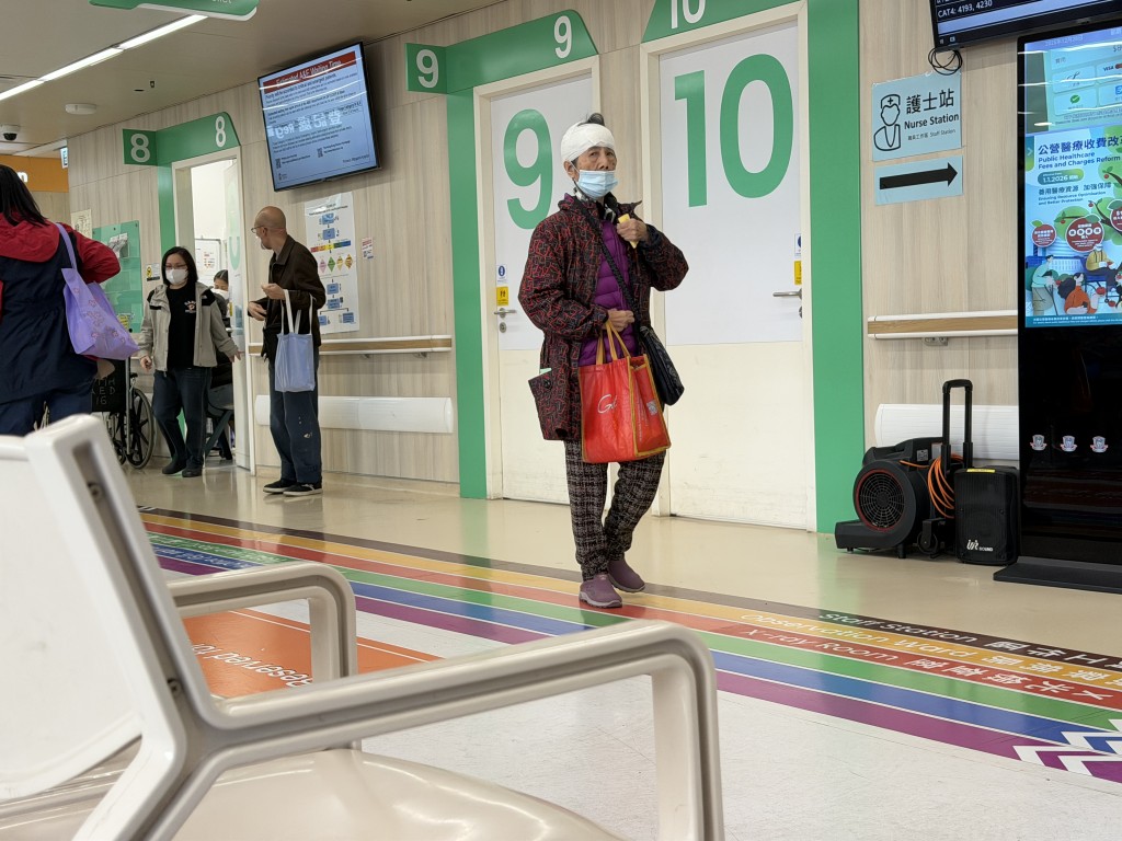 婦人被高處跌下的石塊擊傷頭，由救護車送院包紮傷口。梁國峰攝