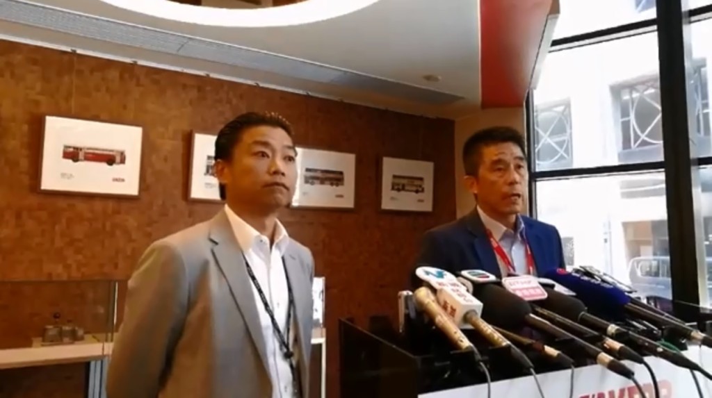 警司胡家欣（左）及九巴副車務總監彭樹雄。